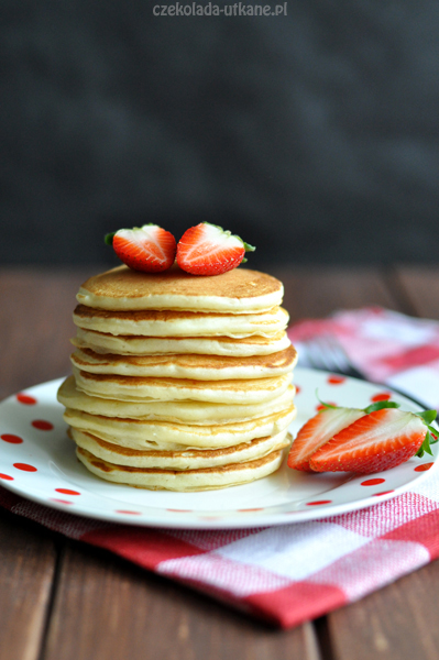 Pancakes z truskawkami i czekoladą