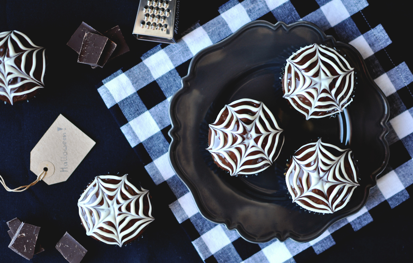 Czekoladowe muffiny z pajęczyną (na Halloween)